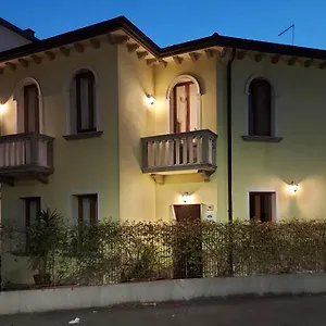 Pensión Ricordi, Mestre